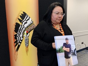 Jody Beardy tient une photo de son partenaire, Elias Whitehead, lors d'une conférence de presse à Winnipeg le jeudi 2 novembre 2023. Whitehead est décédée alors qu'elle était placée en garde à vue à Winnipeg le 15 octobre.