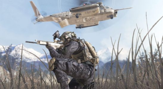 A solider and a helicopter in Modern Warfare 2.