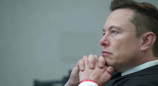 Darren Aronofsky, réalisateur de films sur des humains tristes et désespérés, réalise un biopic sur Elon Musk pour A24
