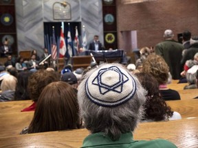 Des membres de la communauté juive de Montréal assistent à une veillée commémorative pour les victimes de l'attaque de la synagogue de Pittsburgh, à Montréal, le lundi 29 octobre 2018.