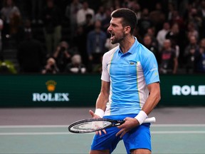 Le Serbe Novak Djokovic célèbre après avoir remporté sa demi-finale du simple messieurs contre Andrey Rublev lors de la sixième journée du tournoi de tennis ATP Masters 1000 de Paris à l'Accor Arena - Palais Omnisports de Paris-Bercy - à Paris, le 4 novembre 2023.