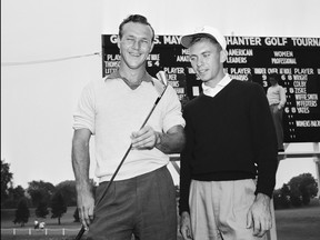 Arnold Palmer, à gauche, 24 ans, de Cleveland, Ohio, tient un fer 2 et s'entretient avec Eddie Merrins de Meridan, Mississippi, après que Palmer a remporté le tournoi de golf amateur All-American, le 8 août 1954, au Tam O' de Chicago. Club des Shanters.