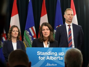 La première ministre de l'Alberta, Danielle Smith, prend la parole lors d'une conférence de presse.