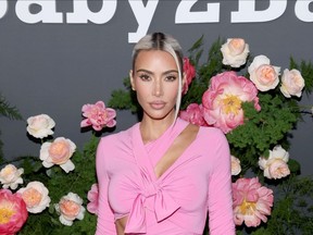 Kim Kardashian assiste au gala Baby2Baby de novembre 2022 au Pacific Design Center en Californie.