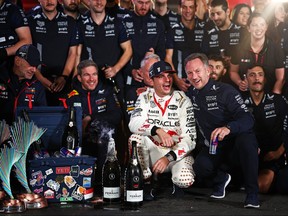 Le vainqueur de la course Max Verstappen des Pays-Bas et Oracle Red Bull Racing s'entretient avec Christian Horner, directeur de l'équipe Red Bull Racing, dans le Paddock après le Grand Prix de F1 de Las Vegas sur le circuit du Las Vegas Strip, le 18 novembre 2023 à Las Vegas, Nevada.