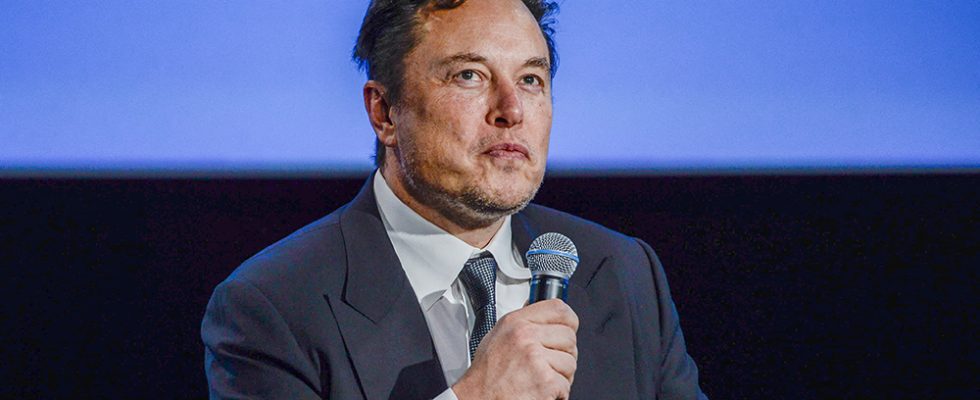 Tesla CEO Elon Musk looks up as he addresses guests at the Offshore Northern Seas 2022 (ONS) meeting in Stavanger, Norway on August 29, 2022. - The meeting, held in Stavanger from August 29 to September 1, 2022, presents the latest developments in Norway and internationally related to the energy, oil and gas sector. - Norway OUT (Photo by Carina Johansen / NTB / AFP) / Norway OUT (Photo by CARINA JOHANSEN/NTB/AFP via Getty Images)