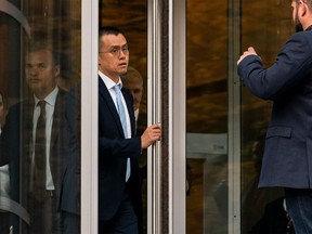 Le directeur général de Binance, Changpeng Zhao, quitte le tribunal de district américain mardi à Seattle.  Zhao a plaidé coupable à une accusation de blanchiment d'argent.