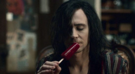 La consommation sexy de glaces au sang de Tom Hiddleston devrait définir les vampires