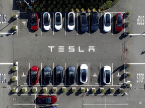Des véhicules Tesla bordent un parking au siège de la société à Fremont, en Californie. Tesla risque de perdre sa place parmi les 10 plus grandes actions du S&P 500.