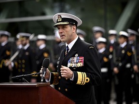 Le vice-amiral Angus Topshee, commandant de la Marine canadienne, prend la parole lors de la nouvelle consécration du monument de la Réserve navale nationale au NCSM Carleton, à Ottawa, le samedi 14 octobre 2023.