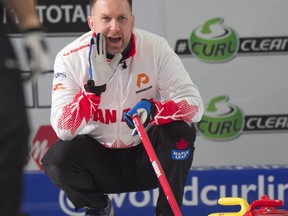 Le capitaine canadien Brad Gushue intervient lors du septième match masculin contre l'Australie au Championnat pancontinental de curling à Kelowna, en Colombie-Britannique, le mercredi 1er novembre 2023.