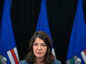 La première ministre de l'Alberta, Danielle Smith, prend la parole lors d'une conférence de presse à Edmonton le mercredi 8 novembre 2023.