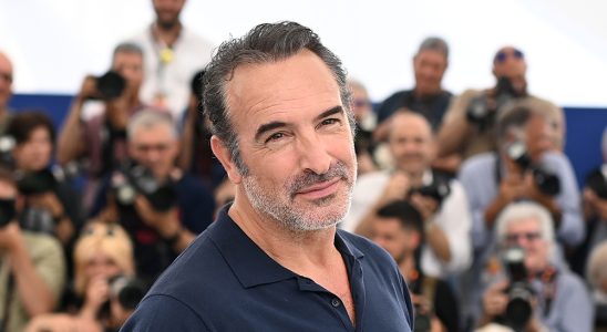 CANNES, FRANCE - MAY 23: Jean Dujardin attends the photocall for "November (Novembre)" during the 75th annual Cannes film festival at Palais des Festivals on May 23, 2022 in Cannes, France. (Photo by Pascal Le Segretain/Getty Images)