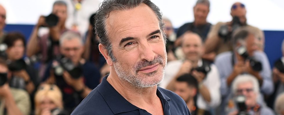 CANNES, FRANCE - MAY 23: Jean Dujardin attends the photocall for "November (Novembre)" during the 75th annual Cannes film festival at Palais des Festivals on May 23, 2022 in Cannes, France. (Photo by Pascal Le Segretain/Getty Images)