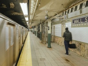 Un banlieusard à la station de métro Wall Street à New York.