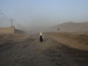 L'un des anciens ambassadeurs du Canada en Afghanistan affirme qu'il est temps pour Ottawa d'établir une présence diplomatique dans le pays tenu par les talibans.  Une femme mendie au milieu d’une route à la périphérie de Kaboul, en Afghanistan, le vendredi 16 juin 2023.