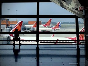 Les avions d'Air India sont stationnés à l'aéroport international Indira Gandhi de New Delhi, en Inde, le lundi 30 août 2021.