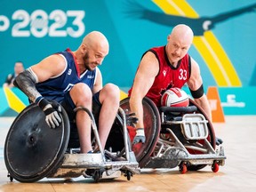 Zak Madell du Canada, à droite, affronte Eric Newby des États-Unis lors du match pour la médaille d'or de rugby en fauteuil roulant aux Jeux parapanaméricains de 2023 à Santiago, au Chili, dans cette photo du jeudi 23 novembre 2023.