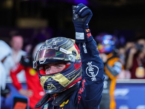 Le pilote néerlandais de Red Bull Racing, Max Verstappen, salue les fans après avoir décroché la pole position lors de la séance de qualification pour le Grand Prix de Formule 1 d'Abu Dhabi sur le circuit de Yas Marina dans la ville émiratie le 25 novembre 2023.
