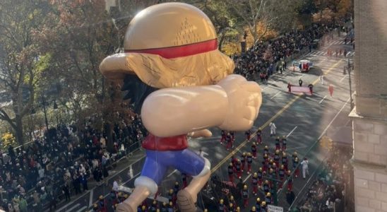 Le char du défilé de Thanksgiving One Piece a connu un début difficile alors que le chapeau de paille de Luffy se dégonfle