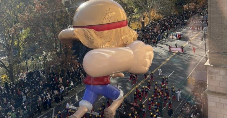 Le char du défilé de Thanksgiving One Piece a connu un début difficile alors que le chapeau de paille de Luffy se dégonfle