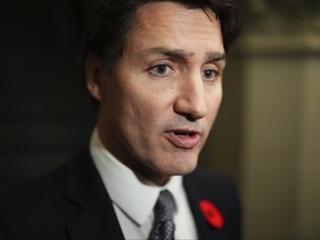 Le premier ministre Justin Trudeau s'adresse aux journalistes alors qu'il arrive à une réunion du caucus à Ottawa le mercredi 8 novembre 2023.