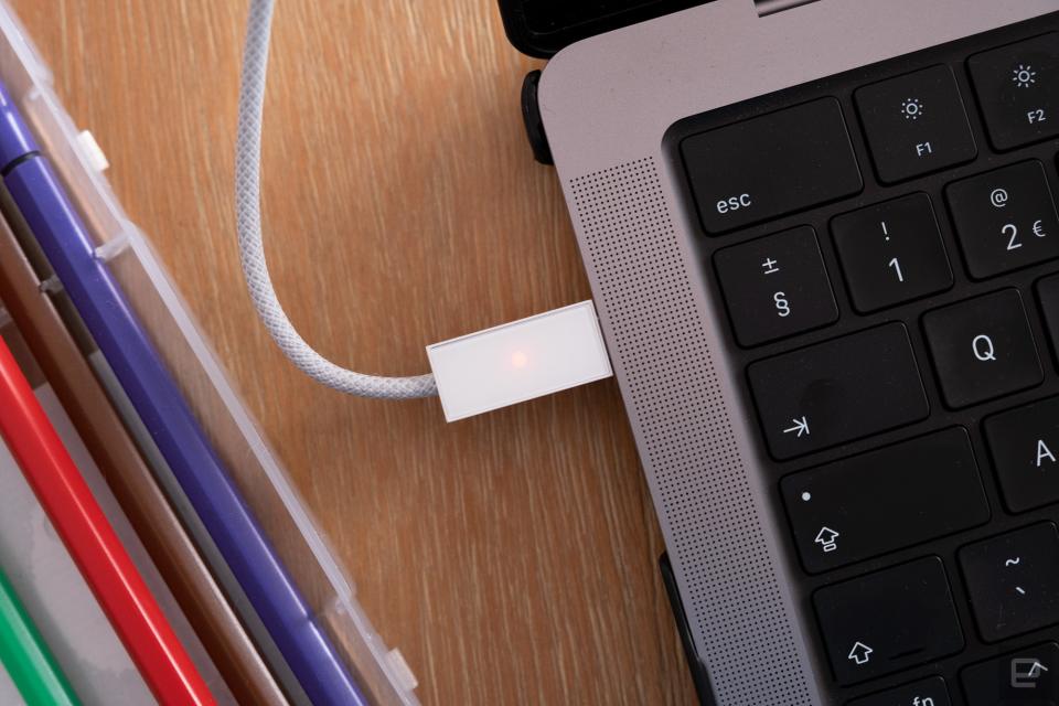 Le connecteur USB de la webcam Opal Tadpole qui contient un bouton secret de sourdine.