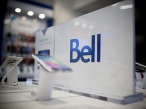 La signalisation de Bell Canada est affichée dans un magasin de Toronto.