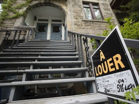 Une signalisation immobilière montrant un appartement à louer est vue le lundi 15 mai 2023 à Montréal.