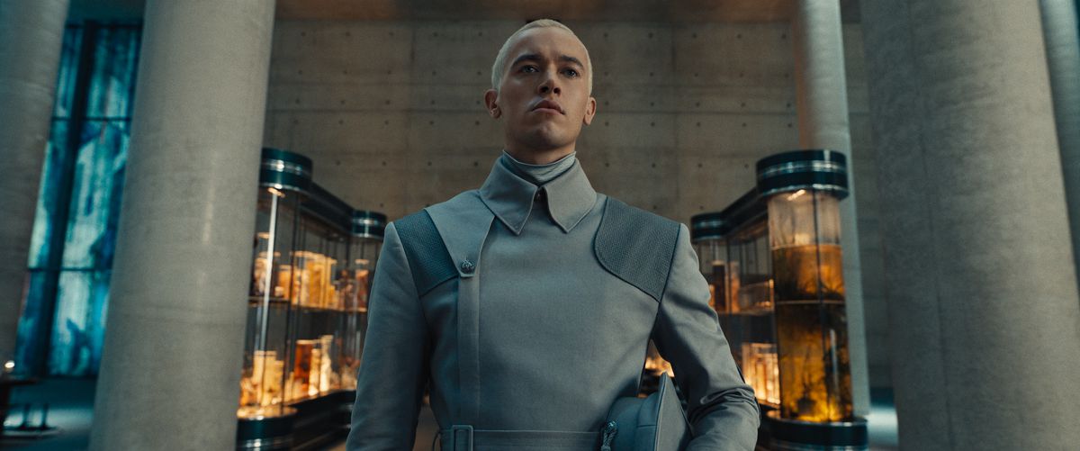 Tom Blyth dans le rôle de Coriolanus Snow, vêtu de l'uniforme impeccable d'un gardien de la paix dans The Hunger Games : La Ballade des oiseaux chanteurs et des serpents.