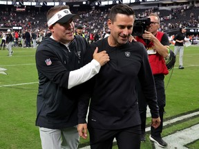 L'entraîneur-chef des Las Vegas Raiders Josh McDaniels et le directeur général Dave Ziegler célèbrent au stade Allegiant le 15 octobre 2023 à Las Vegas.