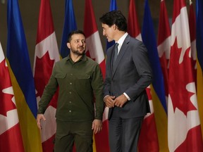 Le président ukrainien Volodymyr Zelenskyy, à gauche, et le premier ministre Justin Trudeau s'entretiennent devant une conférence de presse conjointe sur la Colline du Parlement à Ottawa, le vendredi 22 septembre 2023.