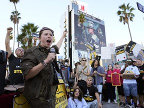 La capitaine de SAG-AFTRA, Mary M. Flynn, rassemble d'autres acteurs en grève sur une ligne de piquetage devant les studios Netflix le mercredi 8 novembre 2023, à Los Angeles.