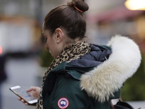 Une femme portant un manteau Canada Goose Holdings Inc. à New York.