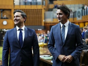Le premier ministre Justin Trudeau et le chef conservateur Pierre Poilievre attendent de continuer à escorter le président de la Chambre des communes nouvellement élu, Greg Fergus, à son siège sur la Colline du Parlement à Ottawa, le mardi 3 octobre 2023.