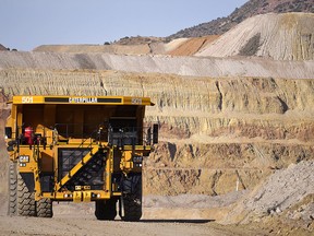 Exploitation minière de BHP en Arizona.  La société minière australienne a réduit ses versements de 6,9 ​​milliards de dollars, en raison de la forte baisse de ses bénéfices due à la baisse des prix des matières premières.
