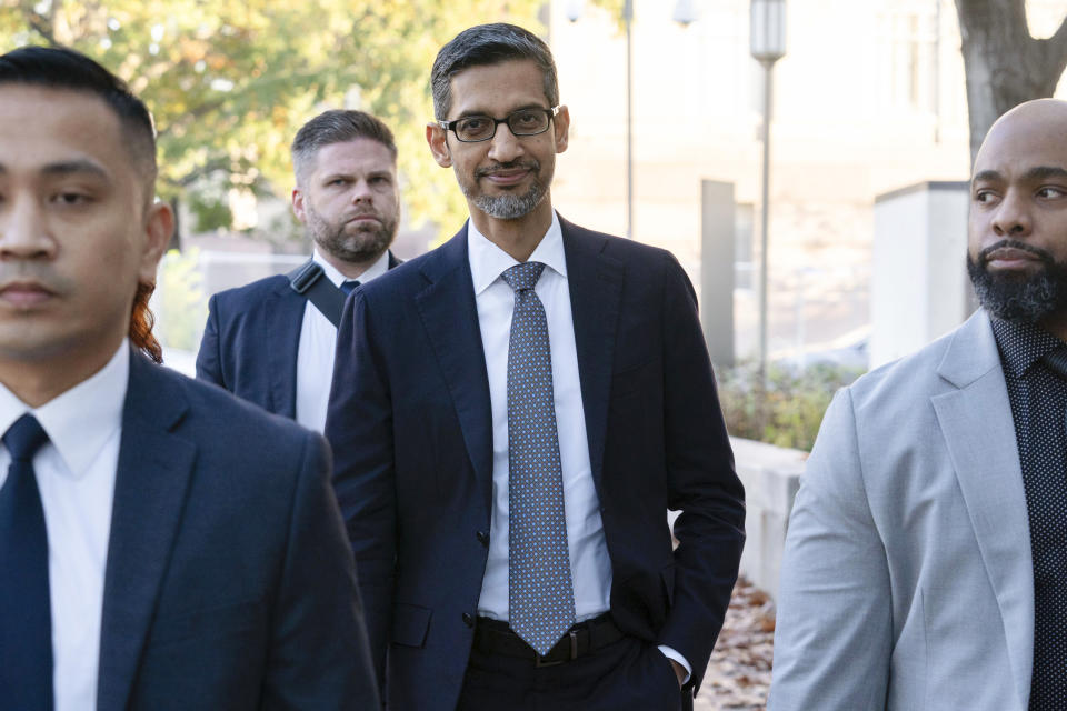 Le PDG de Google et Alphabet Inc., Sundar Pichai, arrive au palais de justice fédéral de Washington, le lundi 30 octobre 2023. (AP Photo/Jose Luis Magana)