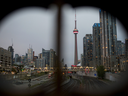 La Tour CN se dresse à proximité d'immeubles résidentiels et commerciaux dans le quartier financier de Toronto.  Les grandes banques canadiennes envisagent probablement de nouvelles réductions d'effectifs après avoir déjà supprimé au moins 6 000 postes cette année. 