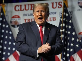 DOSSIER – L'ancien président républicain Donald Trump, candidat républicain à la présidentielle, fait des gestes après avoir pris la parole le 11 octobre 2023 au centre de congrès du comté de Palm Beach à West Palm Beach, en Floride.