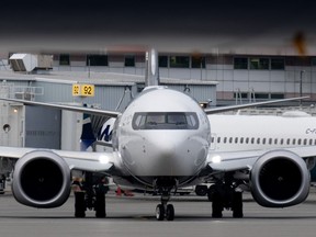 Un jet-taxis d'Air Canada à l'aéroport de Vancouver, en Colombie-Britannique, le mercredi 15 novembre 2023.