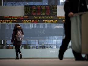 Un téléscripteur de la Bourse de Toronto dans le quartier financier de Toronto.  En 2023, 19 sociétés canadiennes cotées en bourse sont devenues privées et ont retiré environ 12,5 milliards de dollars du TSX et de la petite société TSX-Venture.