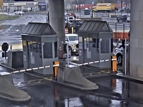 Sur cette photo tirée d'une vidéo de sécurité, un véhicule de couleur claire, en haut à gauche, se dirige vers la place des douanes de Rainbow Bridge, le mercredi 22 novembre 2023, à Niagara Falls, NY.