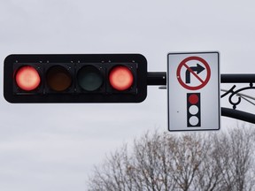 Un panneau interdisant de tourner à droite au feu rouge est visible le vendredi 10 novembre 2023 à Deux-Montagnes, au Québec.LA PRESSE CANADIENNE/Ryan Remiorz