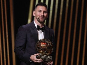 L'attaquant argentin de l'Inter Miami CF, Lionel Messi, réagit sur scène avec son trophée alors qu'il reçoit son 8ème Ballon d'Or.