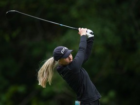 Maddie Szeryk, du Canada, prend le départ au 13e trou lors du pro-am du tournoi de golf LPGA CPKC Canadian Women's Open, à Vancouver le 23 août 2023.
