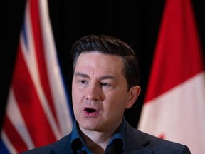 Le chef conservateur Pierre Poilievre s'exprime lors d'une conférence de presse à Vancouver, le lundi 13 novembre 2023. Poilievre affirme qu'il n'a pas encore pris position sur la loi libérale visant à interdire le recours à des travailleurs de remplacement lors de grèves et de lock-out dans les lieux de travail sous réglementation fédérale. .