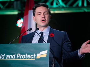 Le chef du Parti conservateur Pierre Poilievre prend la parole lors du congrès du Parti saskatchewanais à Regina, le samedi 4 novembre 2023.