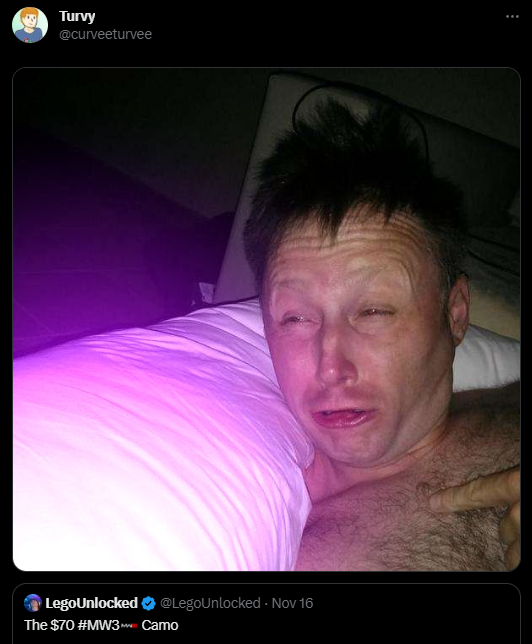 Une image du comédien écossais Limmy plissant les yeux dans son lit, utilisée comme réaction à un skin d'arme à feu à 70 $ dans Modern Warfare 3