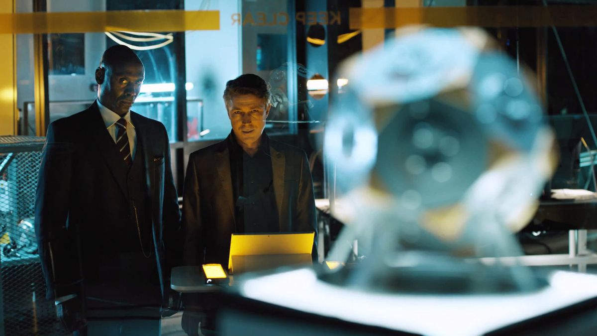 Une scène du spectacle en direct Quantum Break, avec M. Hatch et Paul Serene contemplant un orbe.