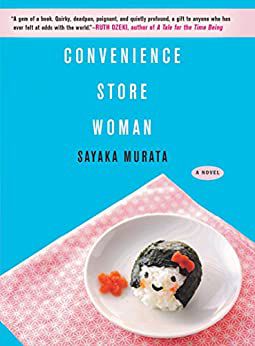 couverture de Convenience Store Woman de Sayaka Murata : un petit plat blanc posé sur un tissu rose sur fond bleu.  Dans le plat se trouve une boule de riz et d'algues disposées pour ressembler à une femme souriante aux cheveux noirs